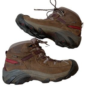 Keen women’s brown Targhee waterproof hiking boot